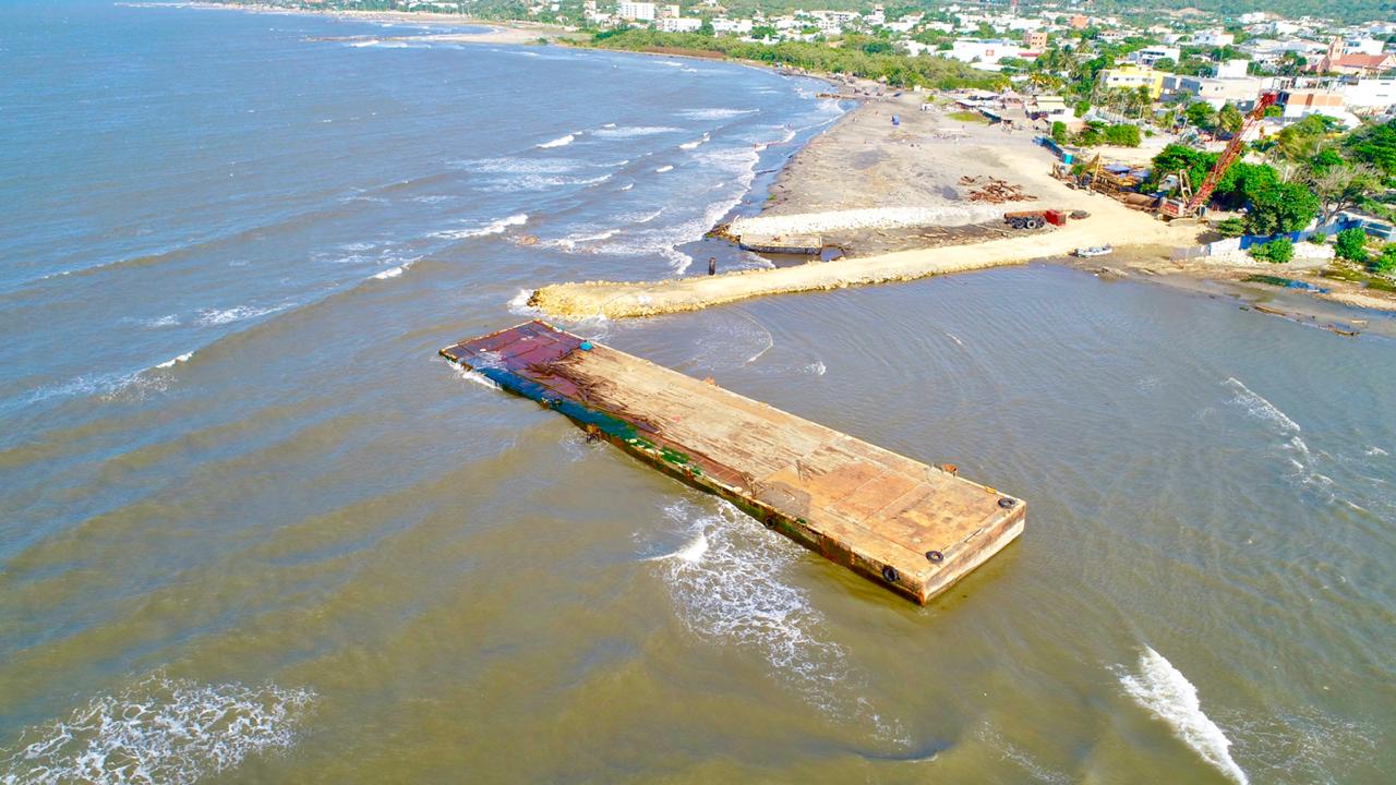 Barcaza Presenta Encallamiento En Obras Del Muelle De Puerto Colombia ...